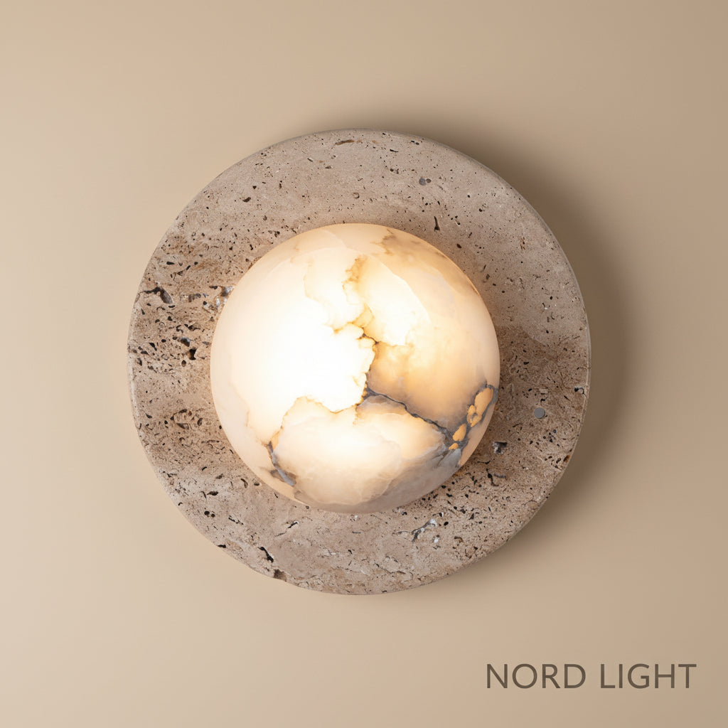 מנורת קיר עם כדור שיש ואבן טרוונטין – גוף תאורה פיסולי יוקרתי