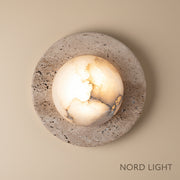 מנורת קיר עם כדור שיש ואבן טרוונטין – גוף תאורה פיסולי יוקרתי