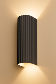 מנורת קיר גליל מוגנת מים – עץ אלון / לבן / שחור