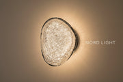 Nord Light – AURA STONE
מנורת קיר דקורטיבית מזכוכית מינרלית