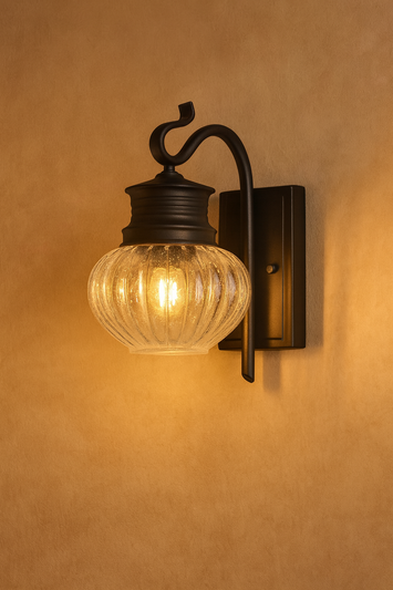 מנורת קיר גינה "פנינת הערב" – עיצוב קלאסי ועמיד לחוץ