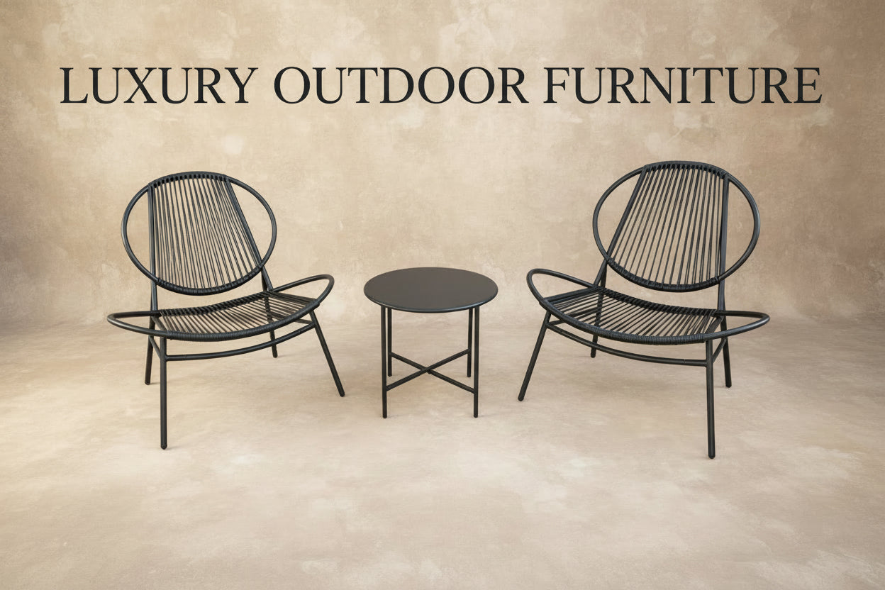 מערכת ישיבה לגינה יוקרתית ממתכת – זוג כיסאות ושולחן עגול בעיצוב מודרני