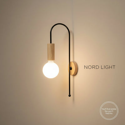 מנורת קיר מודרנית בשילוב מתכת שחורה ועץ טבעי – דגם ARC WOOD