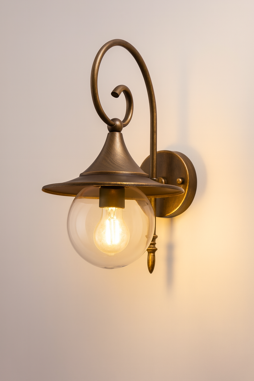 ולנסיה B – מנורת קיר מעוצבת בסגנון קלאסי-וינטג’