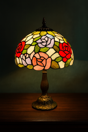 מנורת טיפאני ויטראז’ דגם פרחים – אור מלא חיים ויופי נצחי