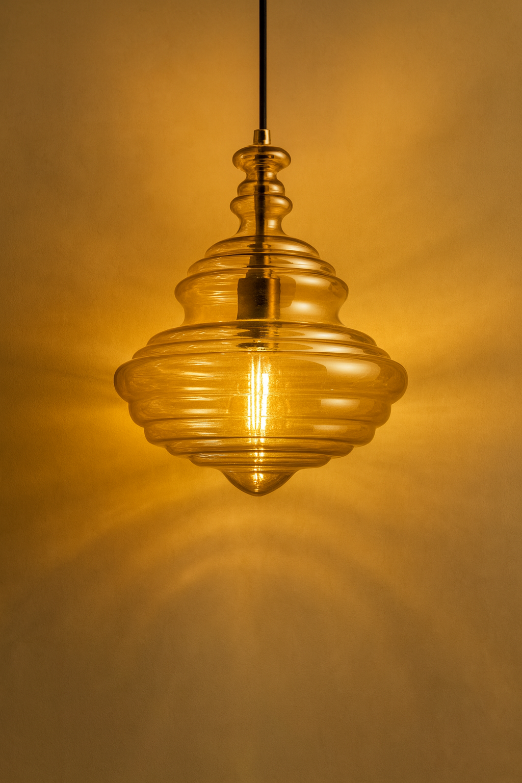 תלוי זכוכית “Aura” – גוף תאורה ייחודי בעבודת יד