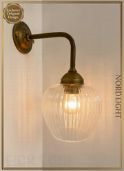 Aurex 913 – מנורת קיר פליז מושחר עם אהיל זכוכית חרוץ