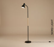 מנורת רצפה גבוהה שחורה עם נגיעת עץ – דגם זניט