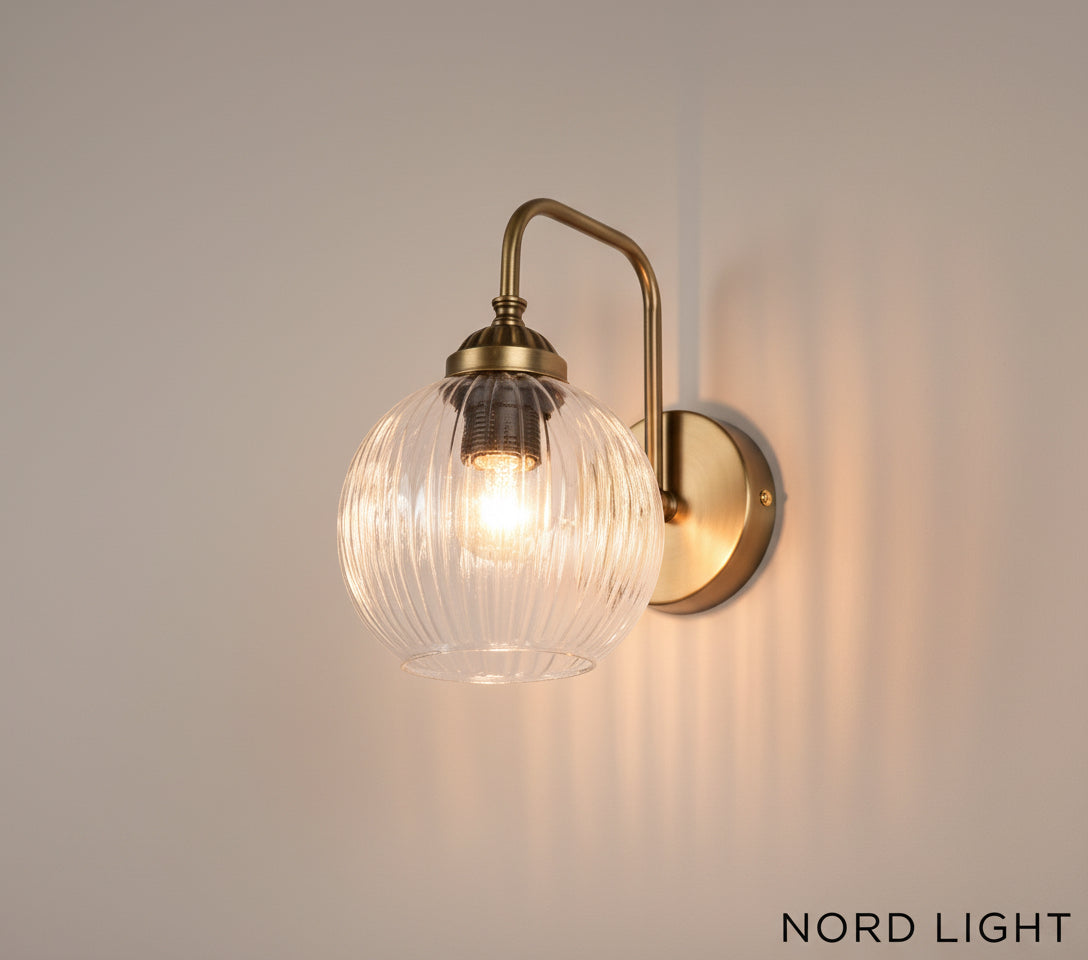 מנורת קיר בגוון פליז זכוכית שקופה פסים 