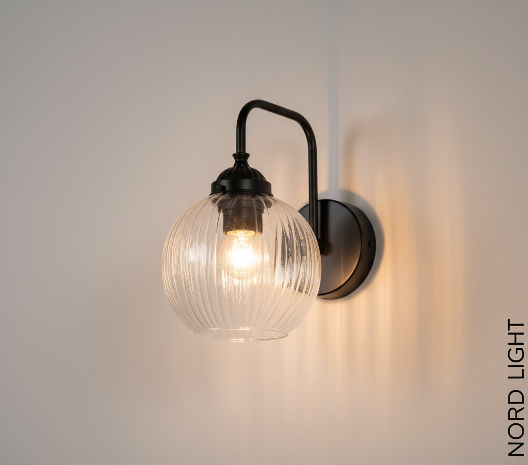 גוף תאורה קיר וינטג’ אורה 24011 בצבע שחור עם כדור זכוכית מחורצת – תאורת קיר מעוצבת 