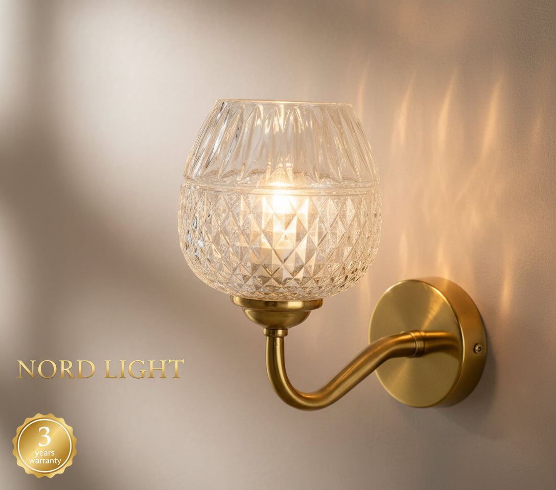 מנורת קיר Aurex 912 בגימור פליז עם זכוכית קריסטלית מעוצב