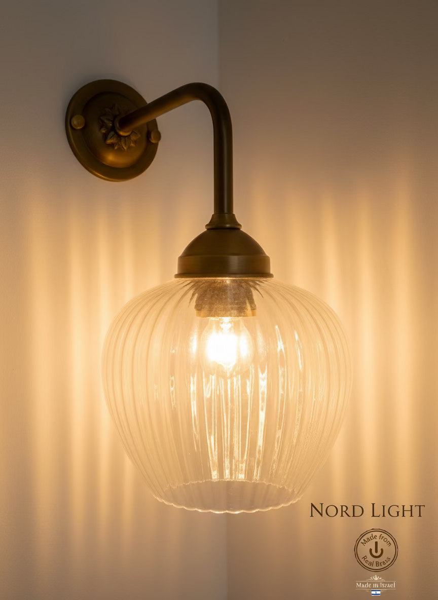 Aurex 913 – מנורת קיר פליז מושחר עם אהיל זכוכית חרוץ