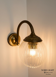 Aurex 912 – מנורת קיר פליז מושחר עם זכוכית מעוצבת