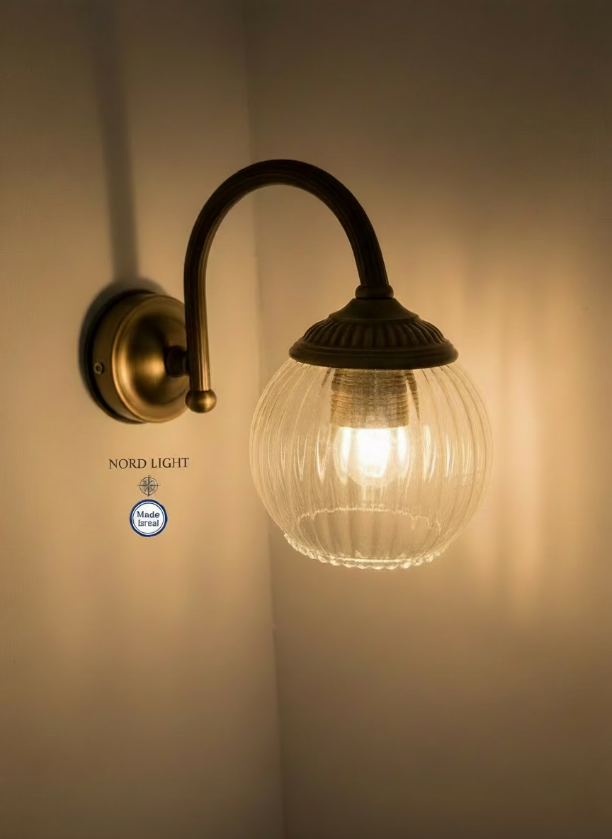 Aurex 912 – מנורת קיר פליז מושחר עם זכוכית מעוצבת