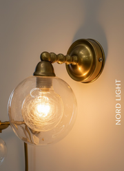 מנורת קיר “Aurelia Brass” – פליז אמיתי וזכוכית נופחת בעבודת-יד