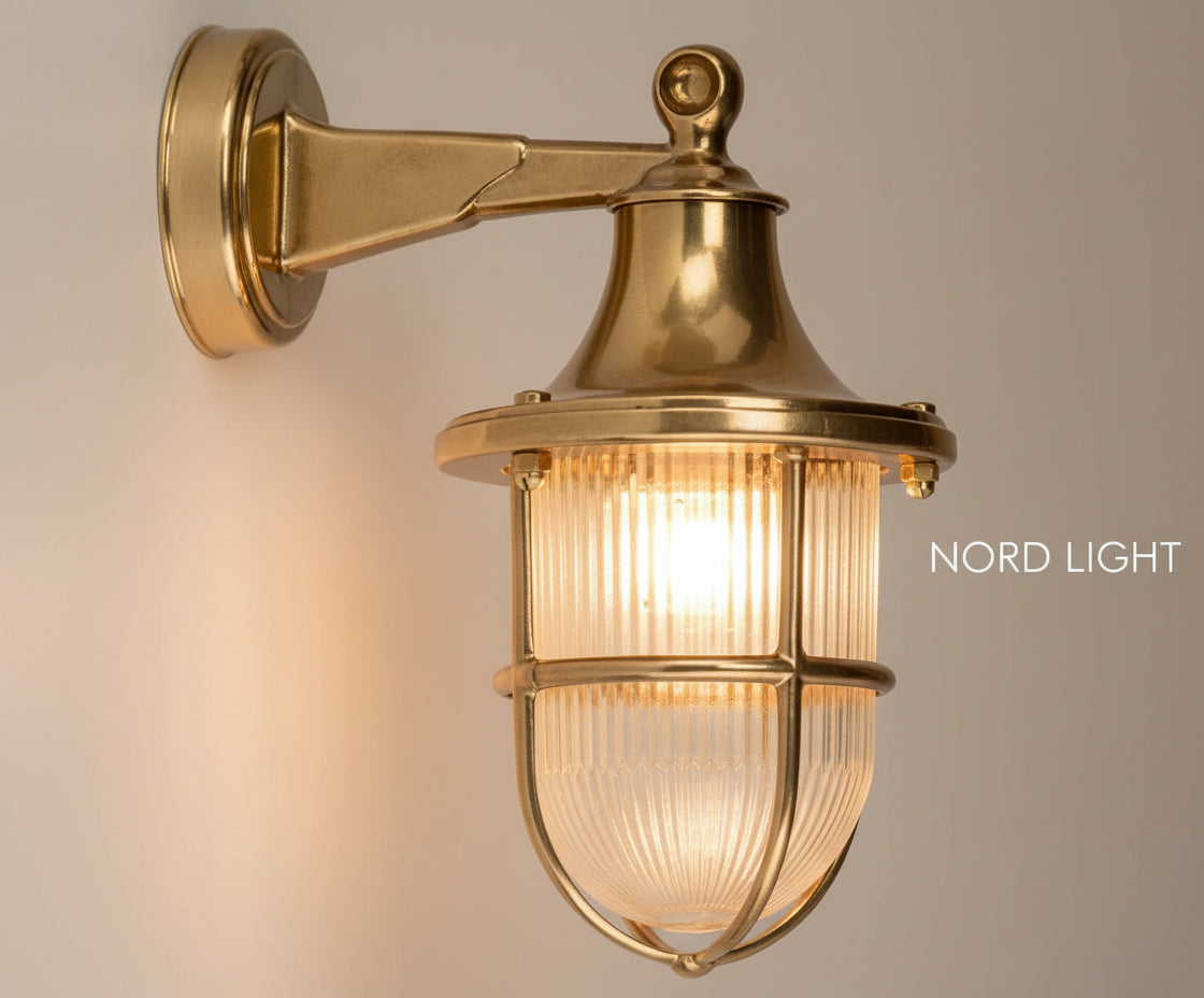 פנס גינה קלאסי מפליז אמיתי עם זכוכית מחורצת ועיצוב  איכותי – Nord Light Brass Yard 710.
