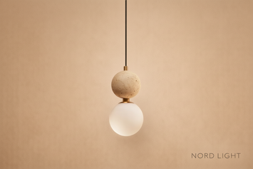 NORD ORA – מנורת תלייה פיסולית מאבן טרוונטין / בטון אדריכלי