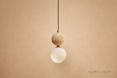 NORD ORA – מנורת תלייה פיסולית מאבן טרוונטין / בטון אדריכלי