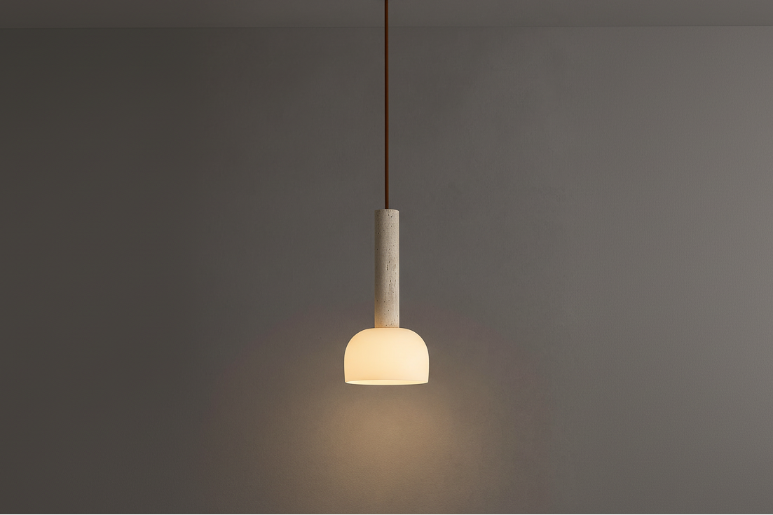 גוף תאורה תלוי "Terra Glow" – שילוב אבן טרוונטין וזכוכית חלבית, בית נורה E27