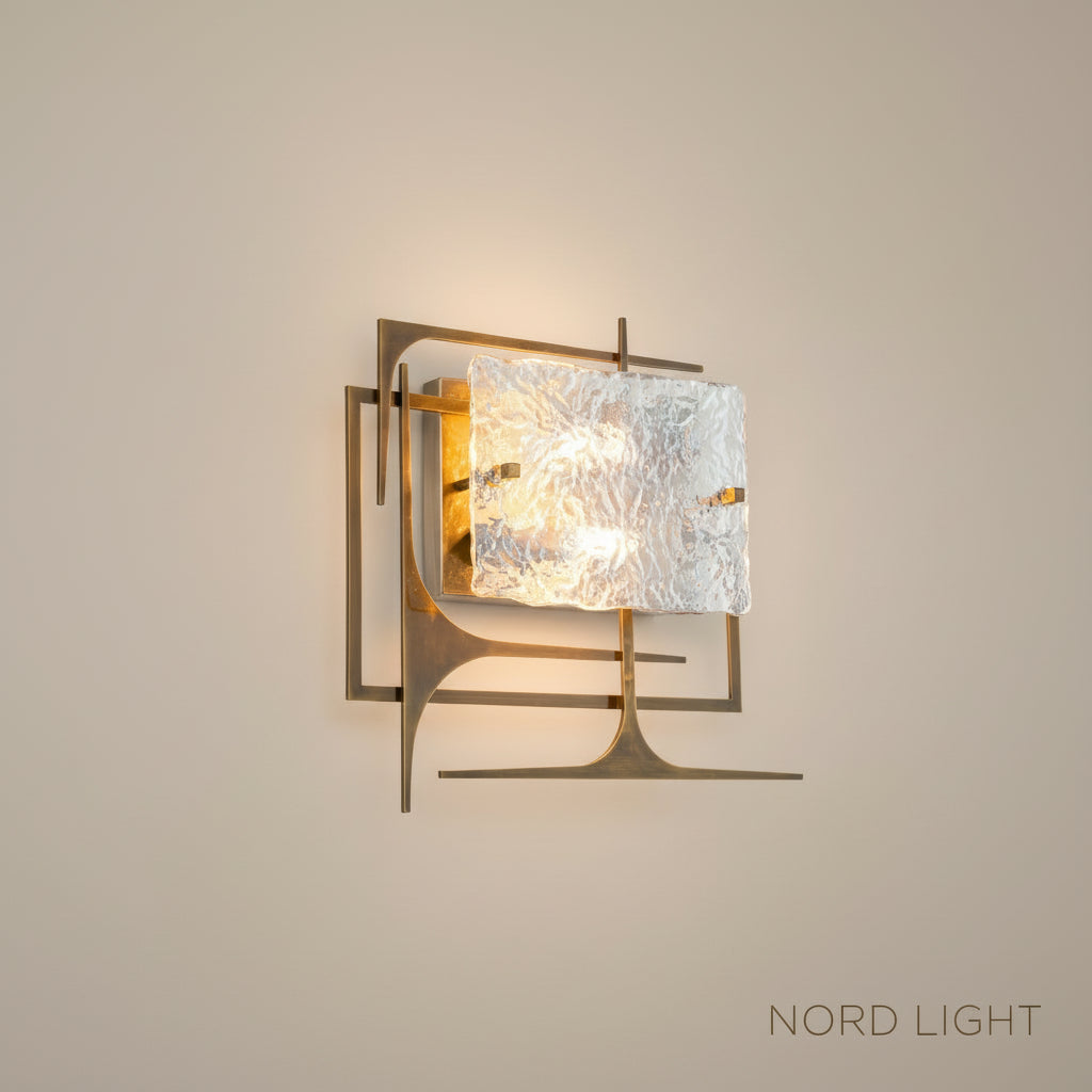 מנורת קיר "אוריאן" – עיצוב אומנותי  בגוון פליז עם זכוכית בעבודת יד