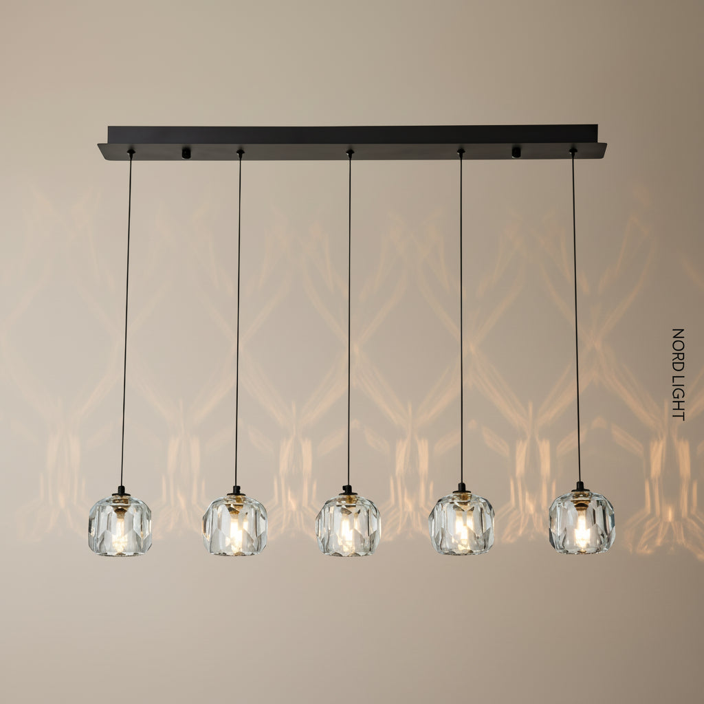 תליית “זוהר חמישייה” – גוף תאורה יוקרתי עם חמישה גלילי זכוכית קריסטל